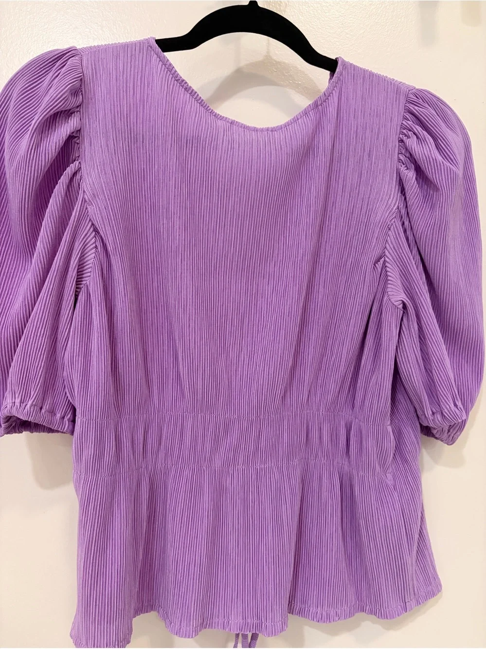 Mango plissé tie-up top w/ short puff sleeves and an elastic waist. - Picture 9 of 9